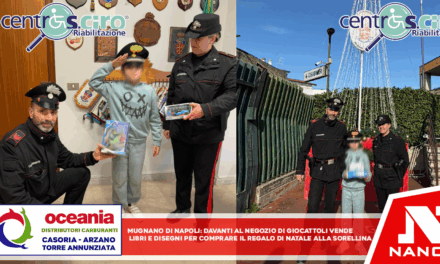 Mugnano di Napoli: Davanti al negozio di giocattoli vende libri e disegni per comprare il regalo di Natale alla sorellina.