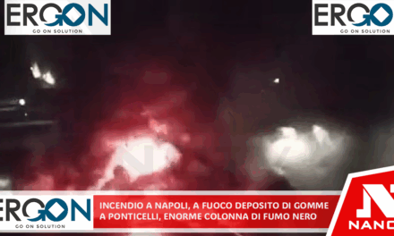 Incendio a Napoli, a fuoco deposito di gomme a Ponticelli: enorme colonna di fumo nero