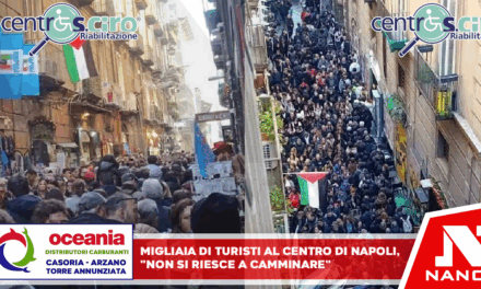 Migliaia di turisti al centro di Napoli: “Non si riesce a camminare”, residenti bloccati in casa