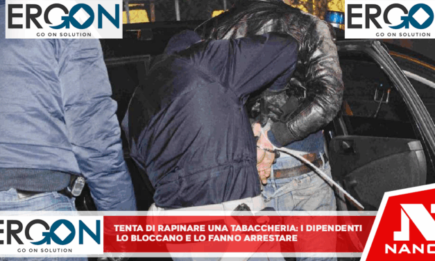 Tenta di rapinare una tabaccheria: i dipendenti lo bloccano e lo fanno arrestare