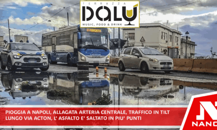 Pioggia a Napoli, allagata arteria centrale, traffico in tilt Lungo Via Acton l’asfalto è saltato in più punti