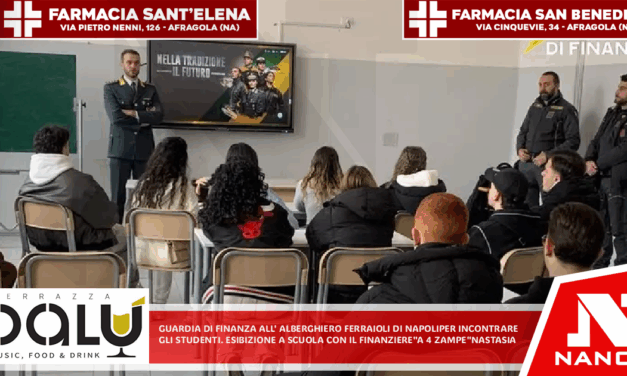 Guardia di Finanza all’alberghiero Ferraioli di Napoli per incontrare gli studenti Esibizione a scuola con il finanziere “a quattro zampe” Nastasia