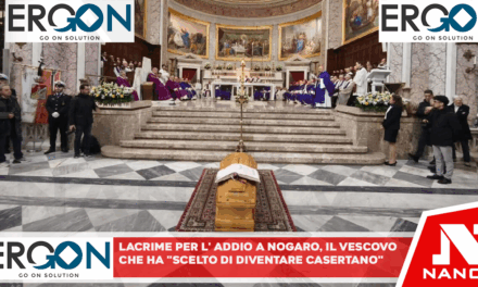 Lacrime per l’addio a Nogaro, il vescovo che ha “scelto di diventare casertano”. L’ultimo saluto sulle note di ‘Bella Ciao’