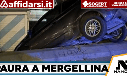 Incidente a Napoli, caos e paura a Mergellina. Auto contro la ringhiera: