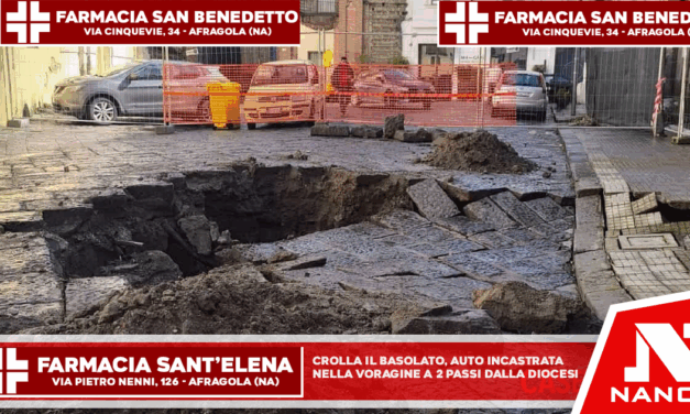 Crolla il basolato, auto incastrata nella voragine a due passi dalla Diocesi
