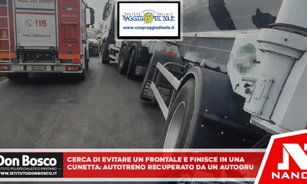 Cerca di evitare un frontale e finisce in una cunetta: autotreno recuperato da un’autogrù