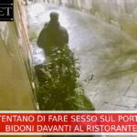 Tentano di fare sesso sul porta bidoni davanti a ristorante