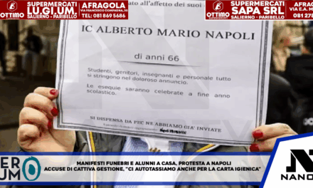 Manifesti funebri e alunni a casa, protesta genitori a Napoli Accuse di cattiva gestione ‘ci autotassiamo anche per la carta igienica’