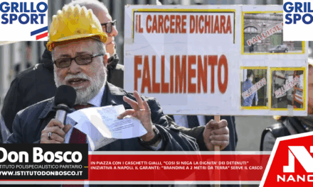 In piazza con i caschetti gialli, ‘così si nega la dignità dei detenuti’ Iniziativa a Napoli. Il Garante: ‘Brandine a due metri da terra, serve il casco’