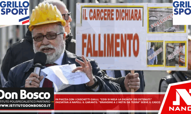 In piazza con i caschetti gialli, ‘così si nega la dignità dei detenuti’ Iniziativa a Napoli. Il Garante: ‘Brandine a due metri da terra, serve il casco’