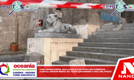 Cade grossa pietra dalla basilica in piazza Plebiscito a Napoli, nessun ferito Sul posto carabinieri e vigili del fuoco