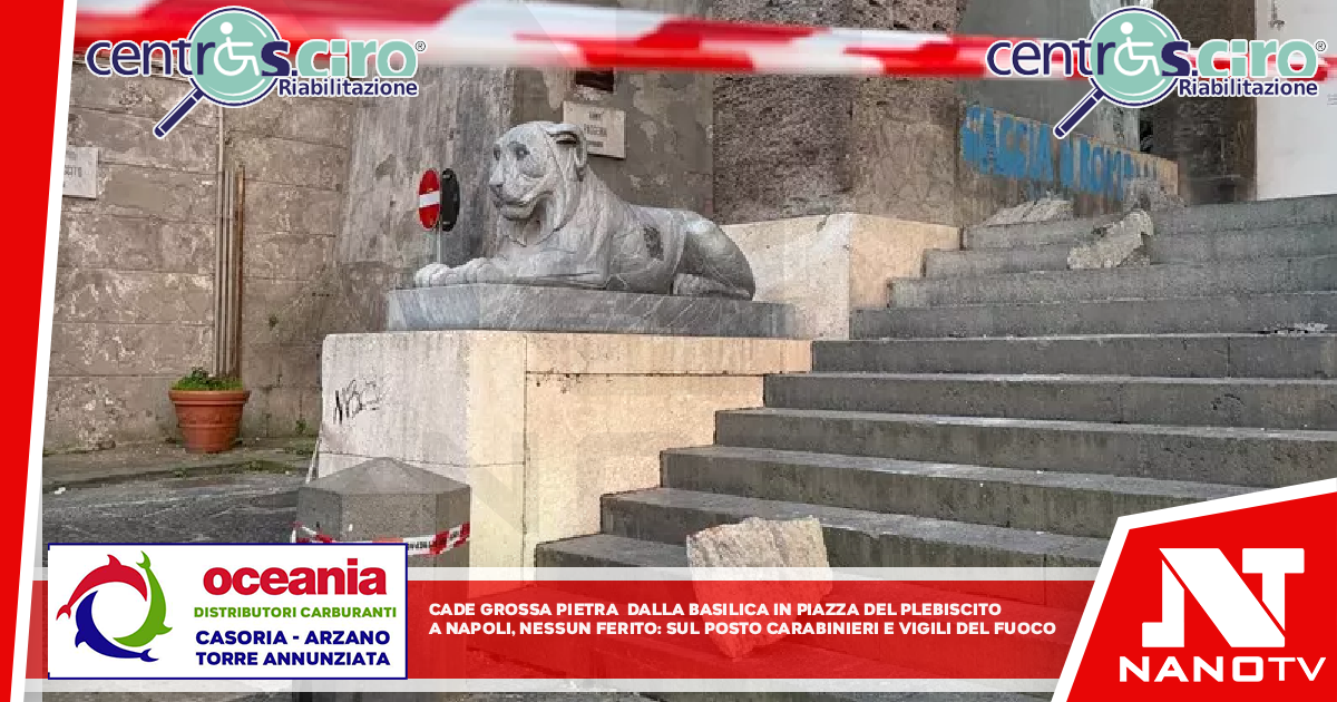 Cade grossa pietra dalla basilica in piazza Plebiscito a Napoli, nessun ferito Sul posto carabinieri e vigili del fuoco