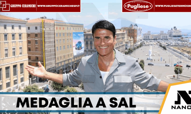 Napoli premia Sal Da Vinci: il sindaco Manfredi gli conferisce la Medaglia della Città dopo la vittoria a Sanremo 2026