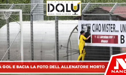 Giovane calciatrice fa gol e corre per baciare foto del suo allenatore morto Sui social commuove il gesto di Maria della Salernitana U15 per tecnico Della Calce