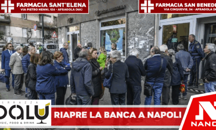 Dopo la rapina riapre la banca a Napoli, clienti in attesa di risposte