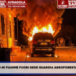 SARNO, AUTO IN FIAMME DAVANTI ALLA SEDE DELLA GUARDIA AGROFORESTALE: