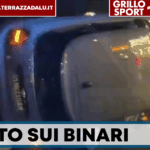 Napoli, auto si ribalta sui binari del tram: conducente ubriaco, patente ritirata