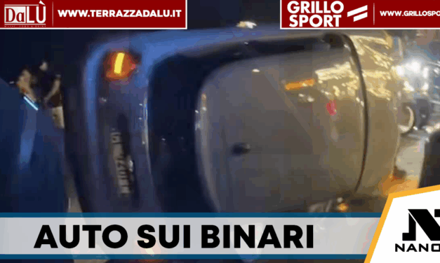 Napoli, auto si ribalta sui binari del tram: conducente ubriaco, patente ritirata