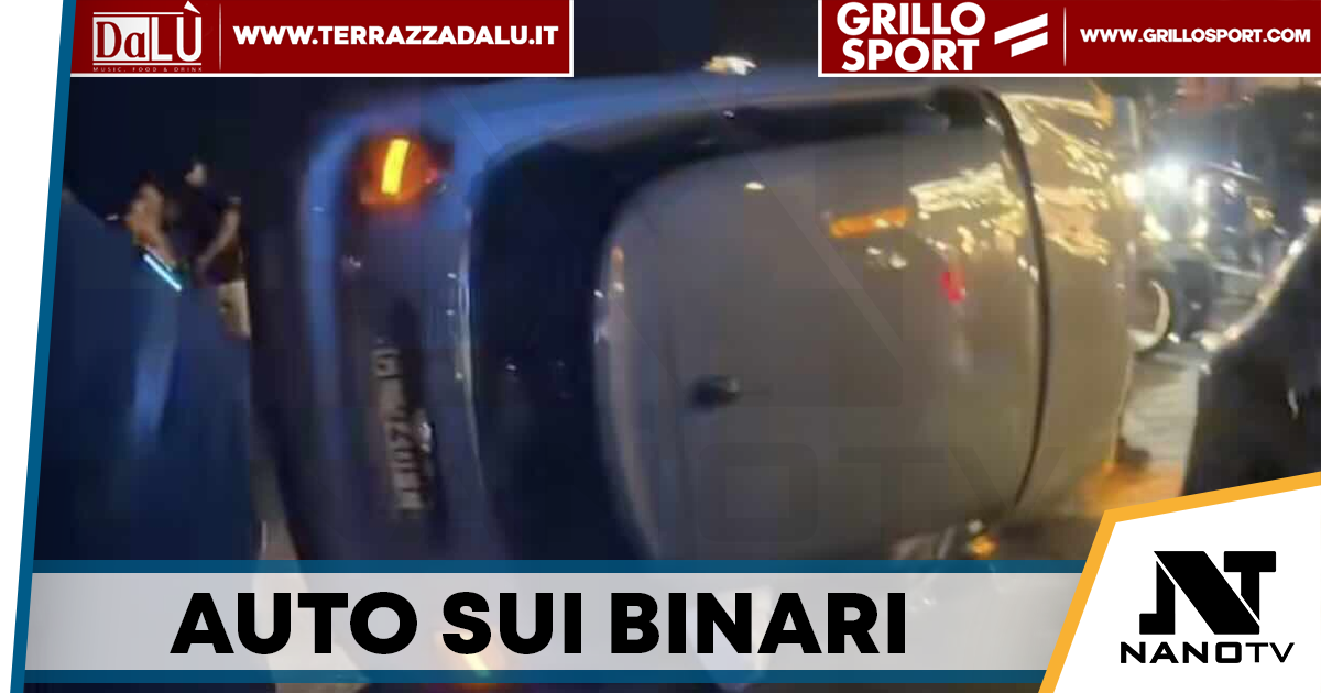 Napoli, auto si ribalta sui binari del tram: conducente ubriaco, patente ritirata