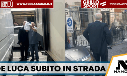 De Luca torna sindaco e scende subito in strada: blitz contro i parcheggiatori abusivi a Salerno