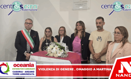 VIOLENZA DI GENERE, COMMOSSO OMAGGIO A MARTINA CARBONARO AL TORRENTE COL SOTTOSEGRETARIO FRASSINETTI. SINDACO BENE ABBRACCIA I GENITORI: “TUTTI RESPONSABILI DEL CAMBIAMENTO CULTURALE”