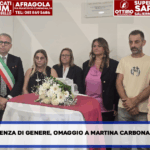 VIOLENZA DI GENERE, COMMOSSO OMAGGIO A MARTINA CARBONARO AL TORRENTE COL SOTTOSEGRETARIO FRASSINETTI. SINDACO BENE ABBRACCIA I GENITORI: “TUTTI RESPONSABILI DEL CAMBIAMENTO CULTURALE”