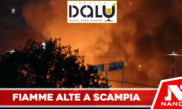 Fiamme alte a Scampia: nube di fumo nei cieli