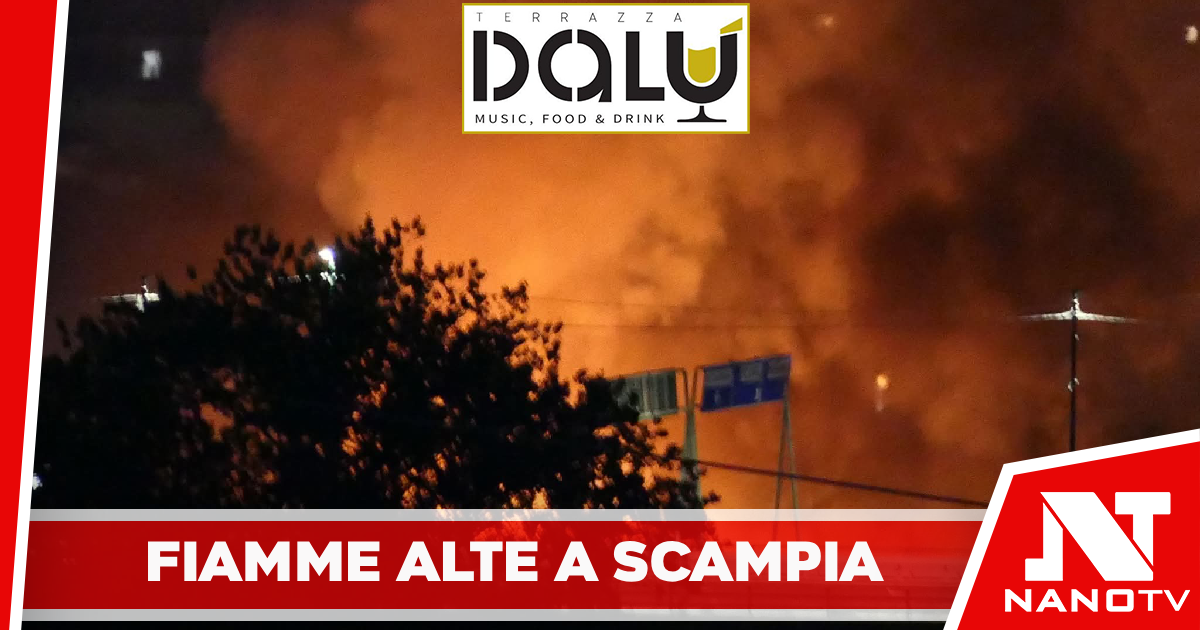 Fiamme alte a Scampia: nube di fumo nei cieli