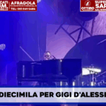 In diecimila per Gigi D’Alessio davanti alla Reggia. E stasera si replica