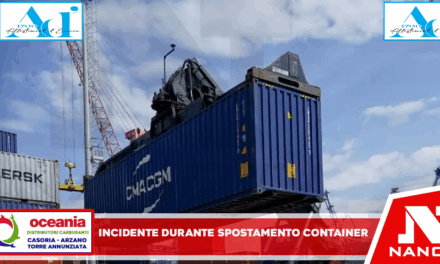 Incidente durante spostamento contanier in porto a Napoli, grave camionista