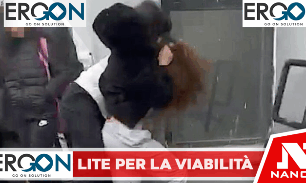 Lite per la viabilità degenera: 66enne in gravi condizioni, coinvolti tre minorenni