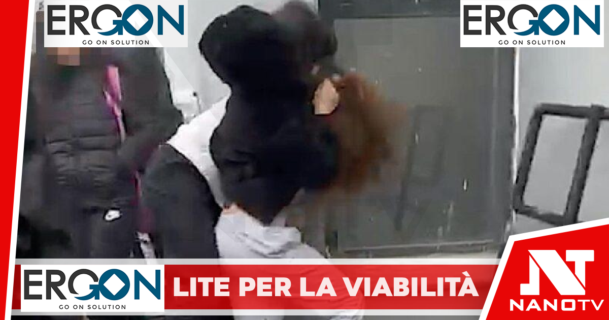 Lite per la viabilità degenera: 66enne in gravi condizioni, coinvolti tre minorenni