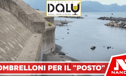 Ombrelloni e sedie per occupare ‘posto’ su spiaggia libera, sequestri nel Napoletano