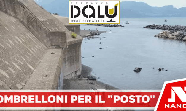 Ombrelloni e sedie per occupare ‘posto’ su spiaggia libera, sequestri nel Napoletano
