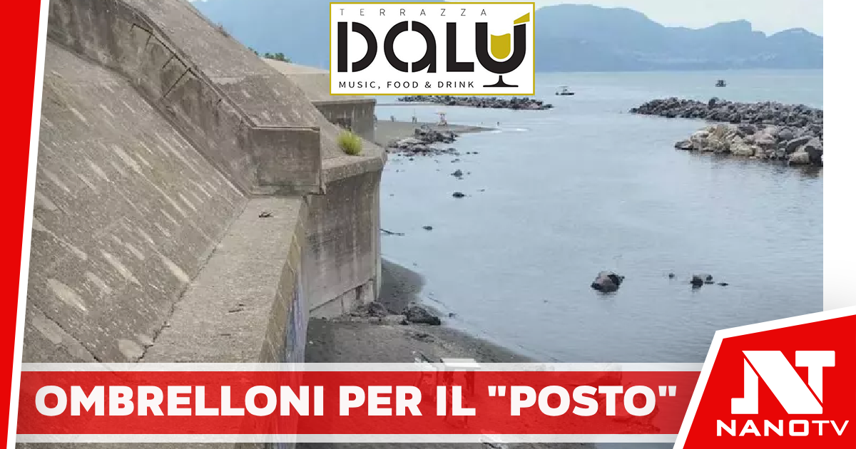 Ombrelloni e sedie per occupare ‘posto’ su spiaggia libera, sequestri nel Napoletano