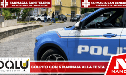 Si presenta nel bar e colpisce un cliente con 6 colpi di mannaia alla testa