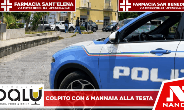 Si presenta nel bar e colpisce un cliente con 6 colpi di mannaia alla testa