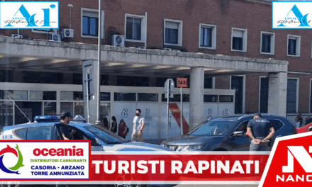Turisti rapinati in pieno centro: coppia assalita da due banditi in moto