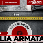 Casoria – Tenta di accoltellare un giovane e aggredisce gli agenti: fermato con un coltello di 35 centimetri