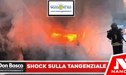 Napoli: Furgone autonoleggio in fiamme sulla tangenziale