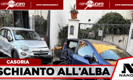 Paura all’alba a Casoria: auto perde il controllo e si schianta contro la vetrata di un noto bar
