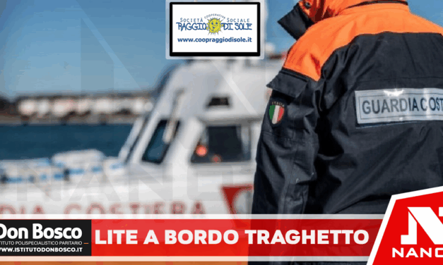 Lite a bordo del traghetto per Ischia, in 5 fatti sbarcare a Procida