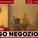 Ercolano, rogo nella notte in via Cozzolino: distrutto uno store cinese, aperta un’inchiesta