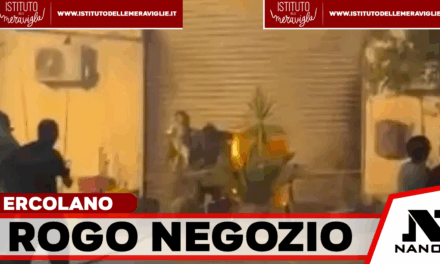 Ercolano, rogo nella notte in via Cozzolino: distrutto uno store cinese, aperta un’inchiesta