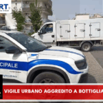Su un camion taglia la strada a vigile urbano e lo aggredisce a bottigliate