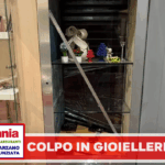 Colpo in gioielleria, ladri svuotano le vetrine. “In 10 minuti hanno portato via 20 anni del mio lavoro”