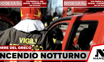 Paura nella notte a Torre del Greco: incendio in via Lamaria, evacuate 35 persone