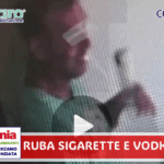 Entra per fare la spesa, poi ruba sigarette elettroniche e vodka: il video finisce sui social