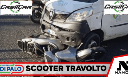 Torre del Greco, risveglio con il botto in via Nazionale: furgone della Velia Ambiente travolge uno scooter
