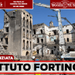 Giù il fortino della camorra: demolita la torre di Palazzo Fienga a Torre Annunziata